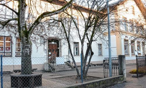 Das Grundschulgebäude in Bad Endorf ist in die Jahre gekommen, der geplante Neubau soll frühestens 2026 abgeschlossen sein. Deswegen investiert der Markt Bad Endorf 95000 Euro in mehr Brandschutz. Foto Ammelburger