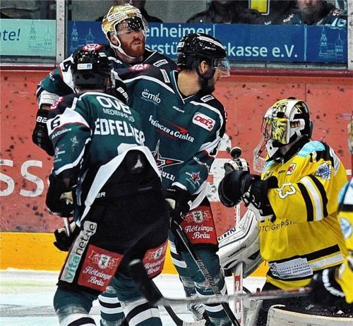 „Das ist so schnell gegangen. Ich habe das gar nicht gemerkt“, sagte Tyler McNeely, nachdem ihm am 30. September 2016 ein vom Freiburger Torhüter abgefälschter Puck unter das Plexiglas-Visier sprang und von da wieder auf das Eis fiel. Fotos  Hans-Jürgen Ziegler (8)