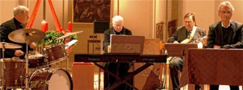 Das Jazztrio „Prisma“  (von links): Michael Keul, Hubert Huber, Klaus G. Förg. Verbindende Worte spricht Pfarrer Andreas Maria Zach.Foto janka