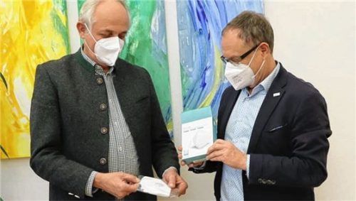 Das kann doch nicht alles sein? Die beiden Vorsitzenden der Stiftung Attl in Wasserburg, Jonas Glonnegger (links) und Franz Hartl, können nicht glauben, dass ihr Schulbetrieb mit so wenig FFP2-Masken auskommen soll.Foto  re
