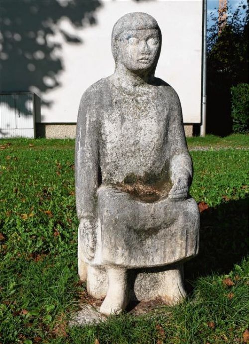 Das Kunstwerk „Sitzendes Mädchen“ ist an der Lessingstraße beheimatet.