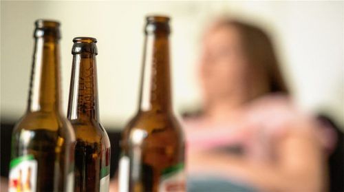Das Leben mit einem alkoholabhängigen Familienmitglied: Viele wissen nicht, wie sie trotz der Sucht eines Angehörigen ein lebenswertes Leben führen können. Die Selbsthilfegruppe Al-Anon hilft. Foto dpa