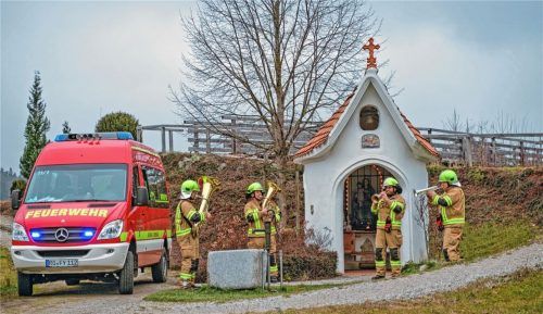 Das Quartett der Aschauer Feuerwehr, hier Peter und Franz Fischer, Peter Baumann und Franz Vordermayer (von links), spielt an jedem Adventssonntag an einem anderen Ort in seinem Schutzgebiet ein besinnliches Ständchen. Den Gruß der Floriansjünger gibt es als coronakonforme Videobotschaft im Internet. Foto Freiwillige Feuerwehr Aschau