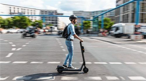 Das Verbot des Fahrens auf Gehwegen war über einem Viertel der E-Scooter-Fahrenden (28 Prozent) unbekannt: 18 Prozent glaubten fälschlicherweise, dass das Fahren auf Gehwegen generell erlaubt sei, zehn Prozent sagten „weiß nicht“. Foto djd/Deutscher Verkehrssicherheitsrat (DVR)/BMVI