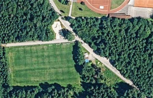 Das Waldstück südlich des Jugendtreffs „Box“ (blauer Punkt in der Bildmitte) soll zum Dirtpark werden.Foto Bayernatlas