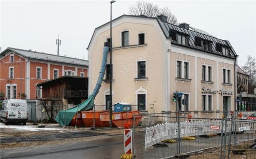 Dem Gebäude wieder Leben einhauchen: An der Westseite ist eine Schuttrutsche angebracht worden, um das Material zu entsorgen. Foto Riediger