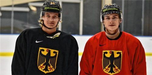 Den deutschen Adler auf der Brust: der Waldkraiburger Mario Zimmermann (links) und Starbulls-Angreifer Enrico Henriquez-Morales bei der U20-WM in Kanada.Foto Zimmermann