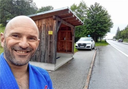 Denis Weisser legte für eine Online-Einheit sogar einen Stopp am Bushäuschen ein.Fotos  re