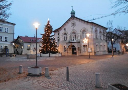 Im Dezember 2020 leuchteten auf dem Platz vor der Musikschule nur die Lichter am großen Tannenbaum sowie die Sterne an den Laternen. Ob der Christkindlmarkt heuer stattfindet, soll sich in Kürze entscheiden. Foto Riediger/Archiv