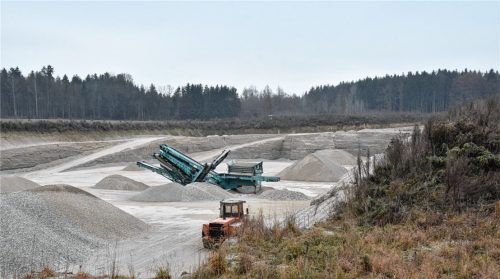 Der Kiesabbau in Pirach in der Gemeinde Vogtareuth darf um drei Hektar – rund vier Fußballfelder – erweitert werden. Der Gemeinderat hat dafür in seiner jüngsten Sitzung grünes Licht gegeben. Foto Schlecker