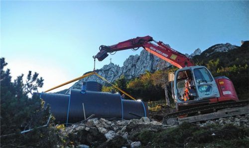 Der Trinkwasserbehälter oberhalb der Steinling-Alm wurde vor wenigen Wochen an Ort und Stelle unterhalb der Kampenwand eingegraben.Foto Rehberg