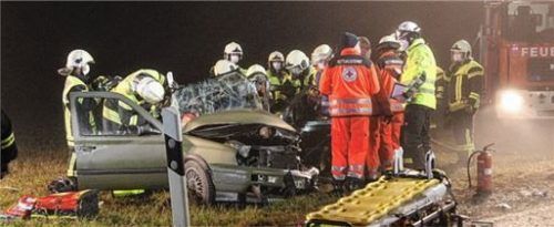 Der VW der 27-Jährigen wurde durch den Aufprall in ein angrenzendes Feld geschleudert. Foto Barth