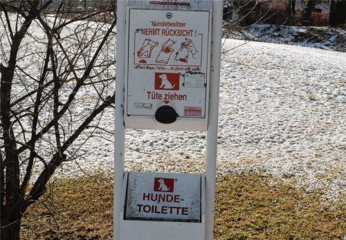 Derzeit gibt es etwa 30 Hundetoiletten rund um Aschau. So zum Beispiel auch im Aschauer Kurpark. Foto Rehberg