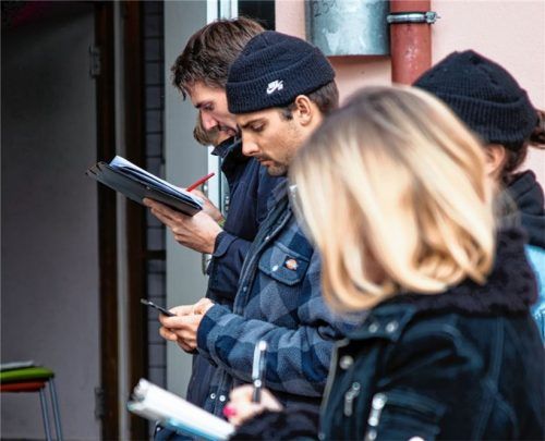 Die angehenden Architekten der TH Rosenheim besichtigten die leeren Räume desJugendzentrums, um dann Erstkonzepte zu erstellen.Foto re