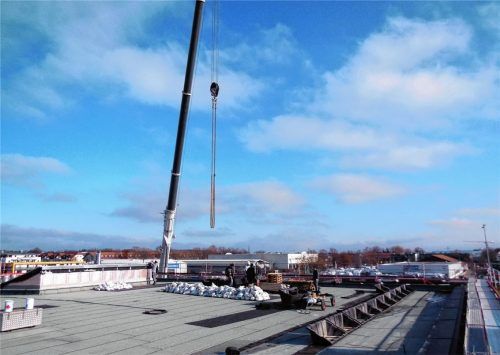 Die Arbeiten am Dach der Turnhalle der Pauline-Thoma-Schule sollen noch im Dezember abgeschlossen werden. Foto Riediger