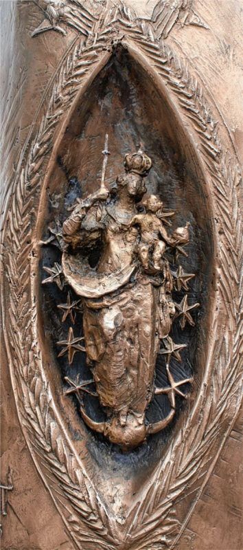 Die Audorfer Muttergottes grüßt zum Jahreswechsel von der Benediktsäule am Oberaudorfer Dorfweiher. Vor Kurzem wurde die Säule des Eggenfeldener Künstlers Joseph Michael Neustifter, die die fünfte in einer Reihe von Säulen ist, die bereits in Marktl (2006), Metten (2007), Velletri (2007) und Lourdes (2009) aufgestellt wurden, aufpoliert und konnte bei der Christmette im Kurpark bewundert werden.Foto gruber