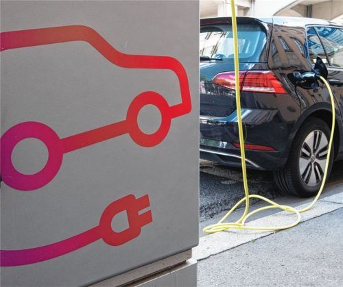 Die Autobranche verzeichnet heuer starke Zuwächse bei Elektro- und Hybridfahrzeugen. Dieser Trend machte sich auch bei den heimischen Autohändlern bemerkbar. Foto dpa