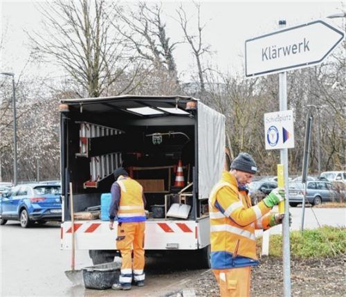 Die Bauhofmitarbeiter (von links) Stephan Thanner und Martin Gruber bringen Schilder an der neuen Straße an. Foto Ruprecht