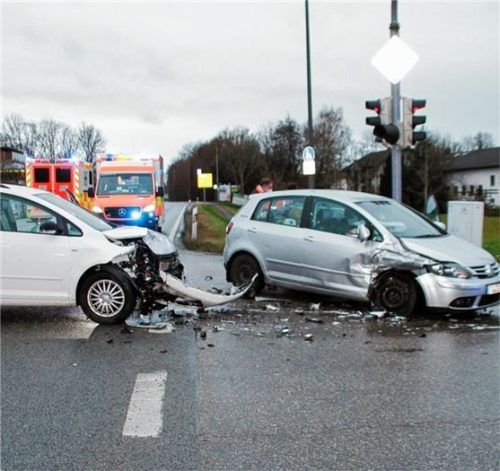 Die beiden Fahrzeuge mussten nach dem Unfall abgeschleppt werden. Foto reisner