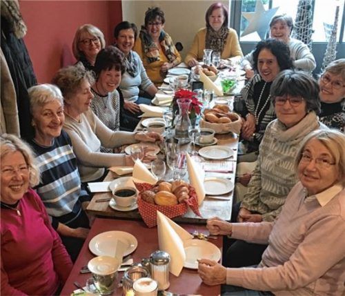 Die Damen des Besuchsdienstes Kind im KrankenhausRosenheim beim Dank-Essen 2019.Foto Heuel