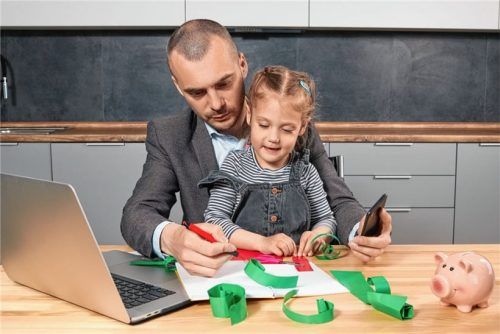 Die Doppelbelastung aus Homeoffice und Familie ist für viele zum Normalzustand geworden. Zudem könnte Corona bei vielen die Urlaubsplanung vereiteln. Fotos djd/AUB/oes - stock.adobe.com