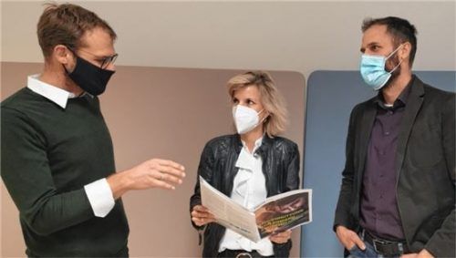 Die Drogenbeauftragte der Bundesregierung, Daniela Ludwig, im Gespräch mit den Neon-Geschäftsführern Ludwig Binder (links) und Benjamin Grünbichler.Foto re
