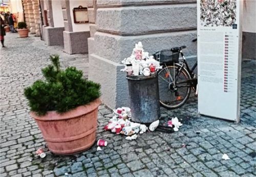 Die Eimer quellen über: Zu viele Verpackungen sprengen die Kapazitäten am Max-Josefs-Platz.