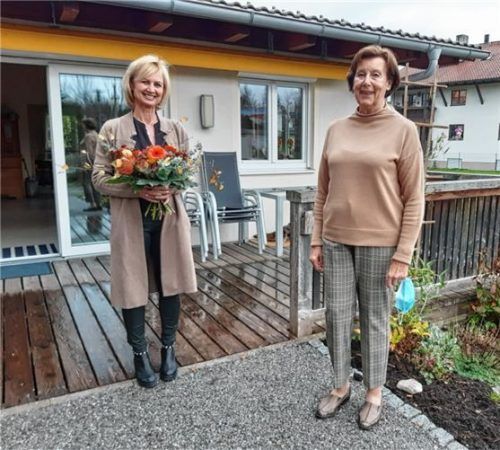 Die Erste Vorsitzende der Gruber-Stiftung, Irmi Hutter (links), übergab die Spende an Lilo Wallner, Vorsitzende der Nachbarschaftshilfe Großkarolinenfeld. Foto greiner