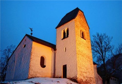 Die Kirche St. Peter am Petersberg wird in der Advents- und Weihnachtszeit beleuchtet. Foto Huber