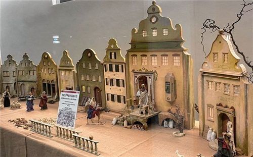 Die Krippe in der Hauptstelle der Sparkasse Rosenheim-Bad Aibling soll an die Rosenheimer Innenstadt erinnern. Foto Verein für Krippen und religiöse Volkskunst Inn-Salzach