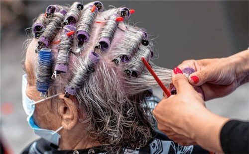 Die Kundin einer Klier-Filiale lässt sich von einer Mitarbeiterin die Haare frisieren. Foto dpa