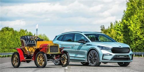 Die Laurin & Klement Voiturette A (1905) und der Skoda Enyaq iV (2021). Foto Auto-Medienportal.Net/Skoda