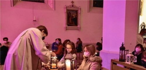 Die Menschen haben ihre eigenen Kerzen und Laternen mitgebracht. Fotos Schlecker