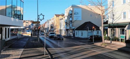 Die Rosenheimer Straße soll zwischen Angerbauerstraße und Tankstelle teilsaniert werden. Die Ampel an der Flurstraße ist dann Geschichte. Hier soll ein Minikreisel entstehen. Foto Riediger