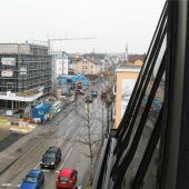 Ein Kreisel und eine Bauminsel