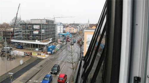 Die Rosenheimer Straße zwischen Flurstraße und Tankstelle soll ausgebaut werden. Zur Einmündung der Flurstraße hin soll ein Minikreisel entstehen. Ein zweiter Kreisel an der Ludwigstraße ist auch geplant, allerdings müssen da noch die Eigentumsverhältnisse geklärt werden. Foto Riediger