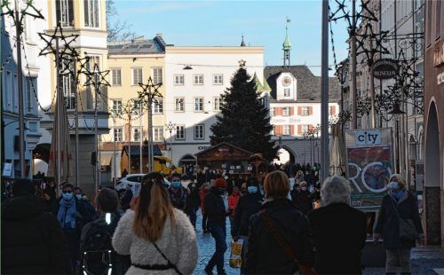 Die Straßen sind voll: Viele Passanten tummeln sich am Rosenheimer Max-Josefs-Platz. Foto Sautter