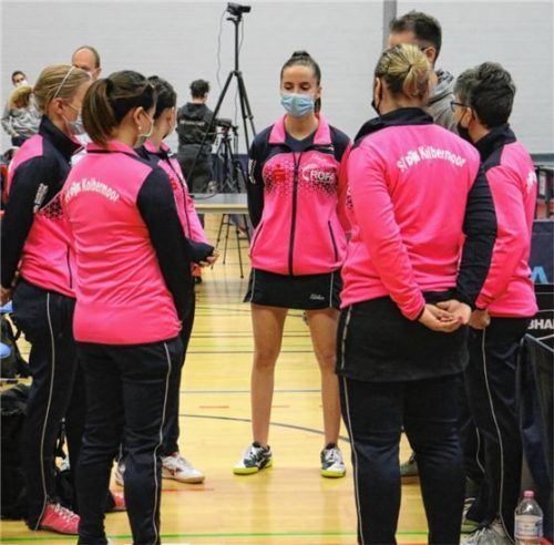 Die taktische Mannschaftsbesprechung kurz vor Spielbeginn durch Krisztina Toth (ganz rechts im Bild) gehört inzwischen zum Ritual. Foto Erlich