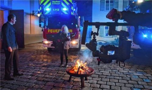 Dreh am Kirchplatz: Markus Vordermayer (links) und Stefanie Sattlberger singen ihr selbst geschriebenes Lied.