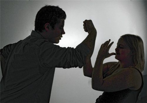 Durch Faustschläge hatte ein psychisch kranker Mann eine junge Frau erheblich verletzt. Das Gericht ordnete jetzt die Unterbringung des wohnsitzlosen 34-Jährigen in der Psychiatrie an. Foto dpa