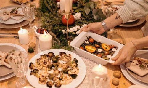 Ein kleiner Luxus: Wer statt selbst zu kochen, sich einfach Essen bestellt, kann sich daheim mehr Zeit nehmen für eine schöne Deko. Foto pexels/Nicole Michalou
