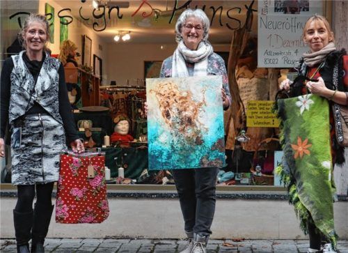 Ein kreatives Team: (von links) Uschi Nicol, Ingeborg Benninghoven und Beate Wieczorek. Für das Foto haben die drei Frauen kurz ihre Mund-Nasen-Bedeckung abgenommen. Auf den Abstand wurde trotzdem geachtet. Foto Seeberg