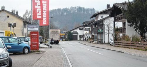 Ein langersehnter Wunsch der Gemeinde Oberaudorf geht endlich in Erfüllung: In der Rosenheimer Straße soll im Frühjahr probeweise ein Fußgängerüberweg auf Höhe des Nahkaufs angelegt werden. Foto Lotter
