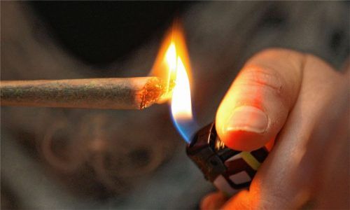 Ein Mann zündet einen Marihuana-Joint an. Rund 1,8 Kilogramm der Droge haben Ermittler im März im Zimmer eines 27-jährigen Wasserburgers gefunden. Foto dpa