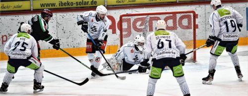 Ein Rosenheimer gegen fünf Weidener und trotzdem findet die Scheibe den Weg ins Tor: Kyle Gibbons (links), der schon fünfmal den ersten Rosenheimer Treffer erzielte, traf zum 1:1. Foto  Ziegler