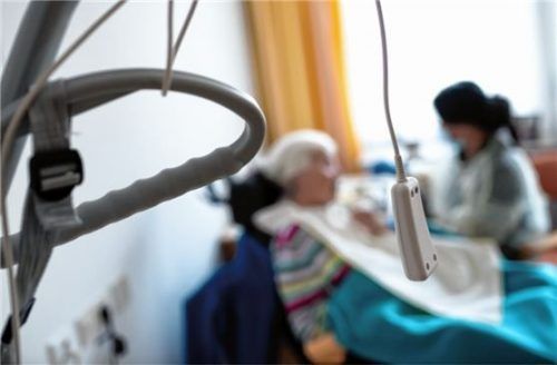 Eine Pflegerin (49) soll einem betagten Ehepaar aus Rosenheim schwere Verletzungen zugefügt haben. Jetzt sitzt die 49-Jährige in Untersuchungshaft. Foto dpa