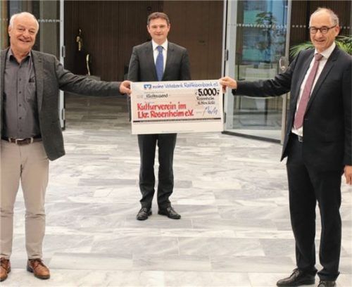 Eine Spende in Höhe von 5000 Euro wird von Dr. Walter Müller (rechts) und Jens Köhler (hinten) an den Kulturverein überreicht. Landkreis-Kulturreferent und Zweiter Kulturvereinsvorsitzender Christoph Maier-Gehring (links) nahm diese entgegen. Foto re