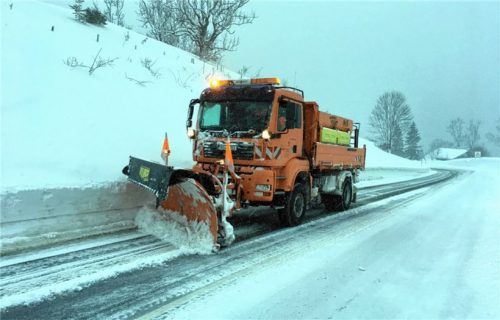 Eines von 25 Räumungsfahrzeugen: Der Rosenheimer Baubetriebshof ist bereit für den ersten starken Schneefall.Foto STaatliches BAuamt Rosenhneim