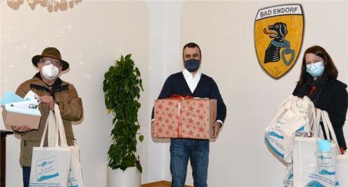 Einmal Christkindl selbst sein wollten heuer auch Bad Endorfs Seniorenbeauftragter Christoph Wunder, Bürgermeister Alois Loferer und Birgit Fuchs (von links) von der Gemeindeverwaltung. Mit einer Wunschzettelaktion beschenkten sie Bedürftige. Foto Ammelburger