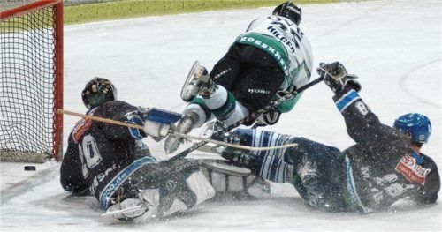 Eins der drei wichtigsten Tore in seiner Karriere: Mondi Hilger flog zum Treffer im Bayernliga-Finale gegen Landsberg. Foto  Ziegler